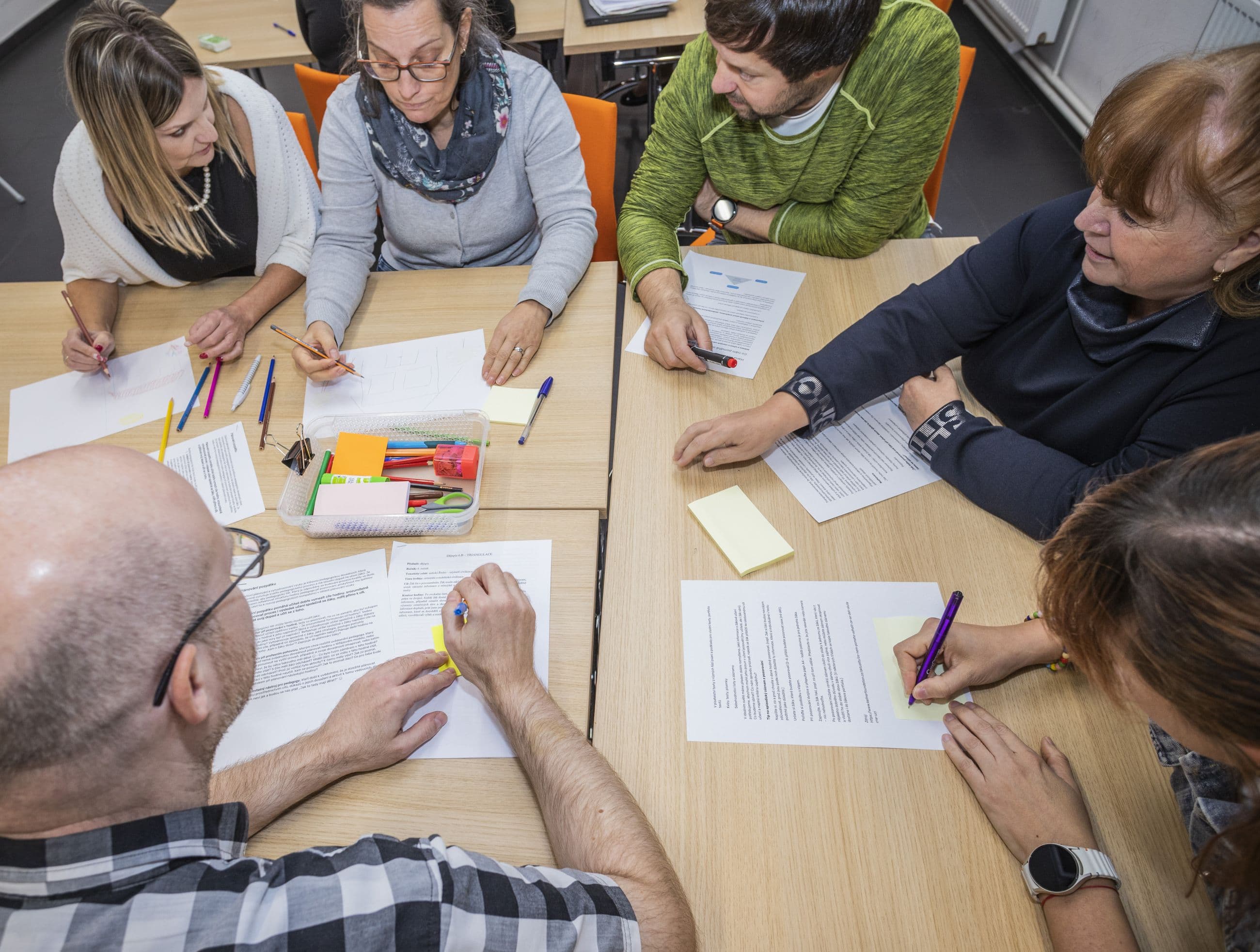 Účastníci kurzu Lídr školy diskutují u stolu